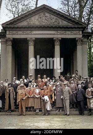 Reisegruppe der Heimatfreunde Köln posiert vor einem Pavillon im Schlossgarten a Schwetzingen, Deutschland 1930er Jahre. Gruppo turistico nella parte anteriore di un pavillon presso i giardini del castello di Schwetzngen, Deutschland 1930s. Foto Stock