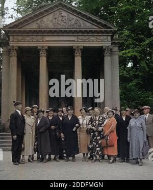 Reisegruppe der Heimatfreunde Köln posiert vor einem Pavillon im Schlossgarten a Schwetzingen, Deutschland 1930er Jahre. Gruppo turistico nella parte anteriore di un pavillon presso i giardini del castello di Schwetzingen, Deutschland 1930s. Foto Stock