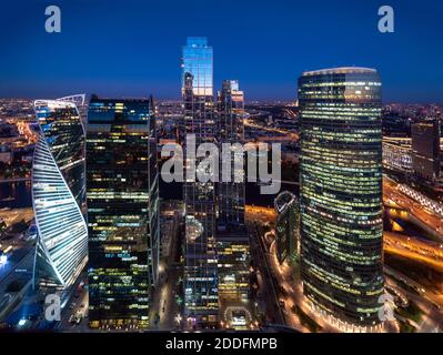 Grattacieli del quartiere degli affari di Mosca al tramonto. Foto scattata dall'alto (60° piano) della Torre Federale di Mosca, Russia. Foto Stock