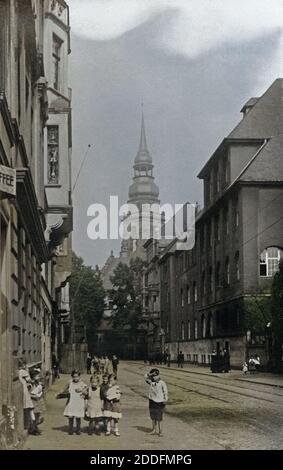 Kinder auf der Straße in der Südstadt von Köln, mit Blick auf die Lutherkirche, Deutschland 1920er Jahre. Bambini su una strada nella parte sud della città di Colonia, con vista chiesa Lutherkiche, Germania 1920s. Foto Stock