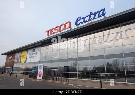 Vista generale di un negozio Tesco Extra a Wisbech, Cambridgeshire. Cambridgeshire Police ufficiale Simon Read sta affrontando le spese di tentativo di acquistare una scatola di £9.95 di 12 ciambelle Krispy Kreme per sette pence attaccando un codice a barre per le carote su di loro e passando attraverso un checkout self-service al negozio Tesco Extra. Foto Stock