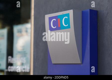 Bordeaux , Aquitaine / Francia - 11 08 2020 : cic segno francese e logo davanti all'agenzia di banca d'ufficio in vista strada Foto Stock