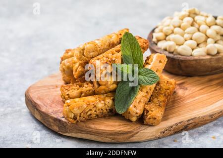 Pila di tradizionali bars di caramelle di arachidi vietnamita Keo Lac Foto Stock