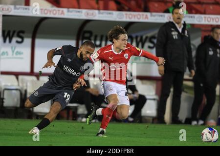 Callum Styles n.4 di Barnsley tiene fuori Bryan Mbeumo n. 19 Di Brentford Foto Stock