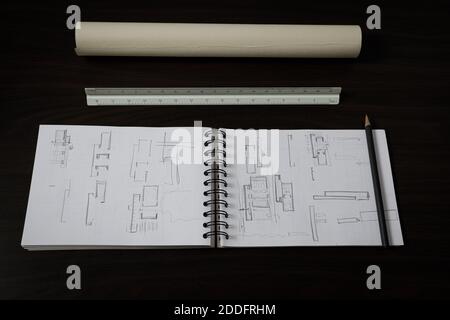 Taccuino, rotolo di carta, bilancia e matita su un tavolo di legno Foto Stock