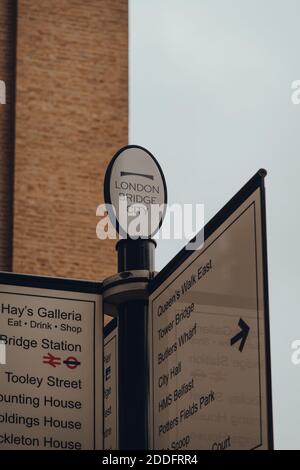 Londra, Regno Unito - 19 novembre 2020: Cartello direzionale su una strada a London Bridge City, una vivace destinazione londinese lungo il fiume circondata da attrici turistici Foto Stock