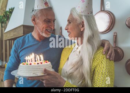Felici momenti di stile di vita per coppie senior all'interno della loro bella casa di campagna Foto Stock