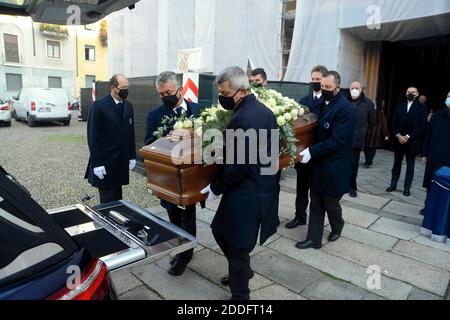 Milano, Italia. 25 Nov 2020. Funerale di Beppe Modenese nella Chiesa di Santa Maria della Passione in via Consevatorio (Milano - 2020-11-25, Maurizio Maule) p.s. la foto e' utilizzabile nel messaggio del contenuto in cui e' stata attaccata, e senza intenzione di diffondere il decoro delle persone presentate Credit: Agenzia indipendente di Foto/Alamy Live Foto Stock