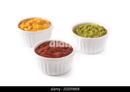 Salse messicane tradizionali. Guacamole, salsa al peperoncino e salsa al formaggio isolati su fondo bianco Foto Stock