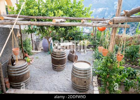 Il bellissimo giardino terrazzato di una villa locale nella città di Ravello Italia. Foto Stock