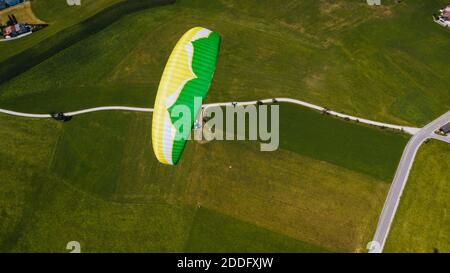 Bellissimo volo in parapendio. Vista dall'alto. Italia. Formazione. Sport estremo. Foto Stock