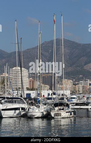 Barche a vela nel porto di Fuengirola, provincia di Málaga, Andalusia, Spagna. Foto Stock