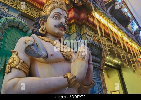 Una statua di Garuda, il veicolo del dio indù Vishnu all'entrata del Tempio Sri Krishnan, Waterloo Street, Singapore Foto Stock