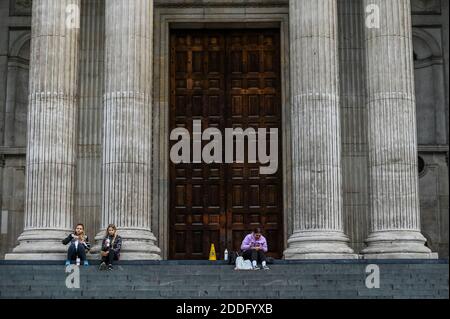 Londra, Regno Unito. 24 Nov 2020. Goditi l'aria fresca per il pranzo sui gradini della cattedrale di San Paolo, mentre i caffè sono tutti chiusi per sedersi, durante il secondo blocco di Coronavirus. Credit: Guy Bell/Alamy Live News Foto Stock