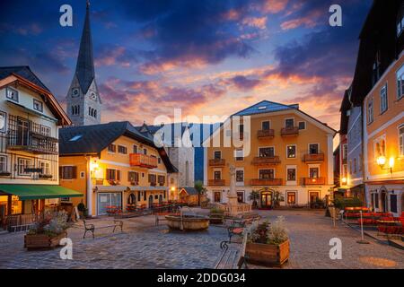 Hallstatt, Austria. Immagine del paesaggio urbano del famoso villaggio alpino Hallstatt all'alba dell'autunno. Foto Stock