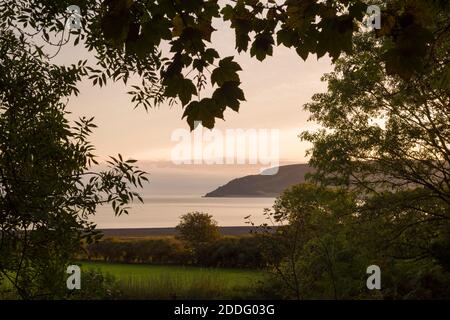 La luce del mattino su Porlock Bay e Bossington Hill vista da Worthy nel Parco Nazionale di Exmoor, Somerset, Inghilterra. Foto Stock