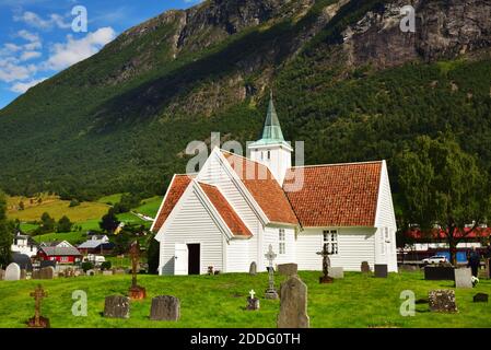 La Vecchia Chiesa di Olden, Norvegia, che fu sostituita dalla Nuova Chiesa nel 1934. Foto Stock