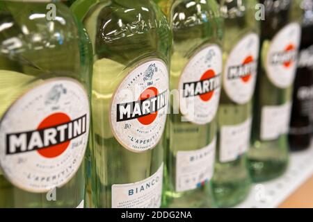 Tyumen, Russia-22 novembre 2020: martini bianco, scaffale di bottiglie in tre file su uno stand supermercato. Fuoco selettivo Foto Stock