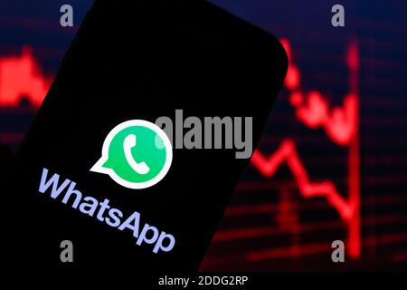 In questa illustrazione fotografica viene visualizzato un logo dell'app Whatsapp Online Communicator sullo smartphone. Foto Stock