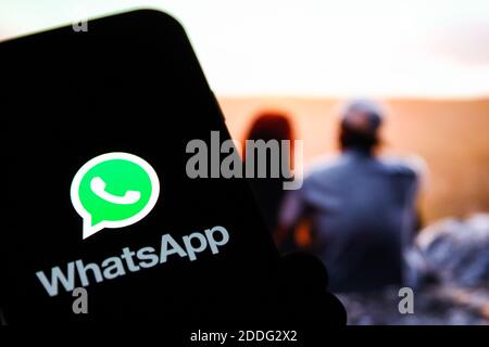 In questa illustrazione fotografica viene visualizzato un logo dell'app Whatsapp Online Communicator sullo smartphone. Foto Stock