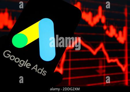 In questa foto illustrazione un annunci Google logo che si vede visualizzato su uno smartphone. Foto Stock