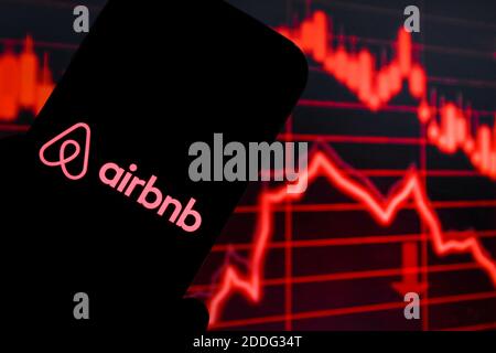In questa illustrazione fotografica viene visualizzato un logo aziendale Airbnb sullo smartphone. Foto Stock