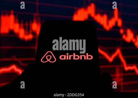In questa illustrazione fotografica viene visualizzato un logo aziendale Airbnb sullo smartphone. Foto Stock