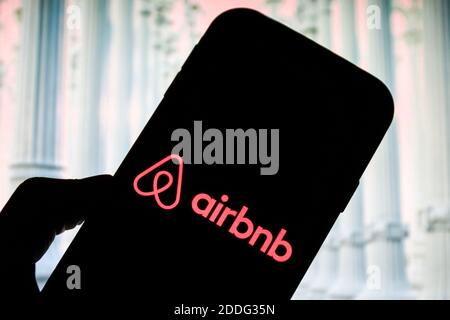 In questa illustrazione fotografica viene visualizzato un logo aziendale Airbnb sullo smartphone. Foto Stock