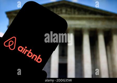 In questa illustrazione fotografica viene visualizzato un logo aziendale Airbnb sullo smartphone. Foto Stock