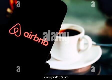 In questa illustrazione fotografica viene visualizzato un logo aziendale Airbnb sullo smartphone. Foto Stock