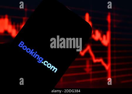 In questa illustrazione fotografica viene visualizzato un logo aziendale Booking.com su uno smartphone. Foto Stock