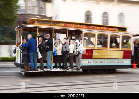 San Francisco, California, Stati Uniti - i turisti sul tradizionale cavo auto a Russian Hill quartiere. Foto Stock