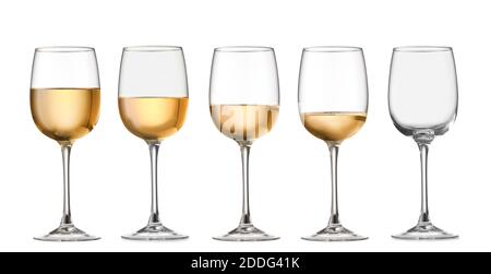 Bicchieri con diverse quantità di vino su sfondo bianco Foto Stock