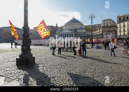 Napoli, CAMPANIA, ITALIA. 15 maggio 2019. 25/11/2020 Napoli, stamattina i sindacati USB insieme agli operatori sanitari e disoccupati scesi in piazza per protestare sotto la prefettura di Piazza del Plebiscito. Credit: Fabio Sasso/ZUMA Wire/Alamy Live News Foto Stock