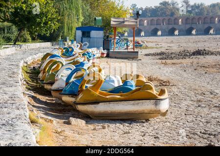 Swan barca nel fiume Zayanderud siccità, o Zayandeh-Rood o Zayanderood, in inverno, Esfahan, Iran. Il più grande fiume dell'altopiano iraniano in cen Foto Stock