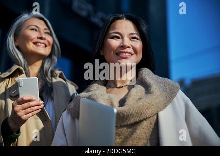 Due belle donne allegre in piedi sulla strada Foto Stock