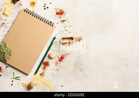Quaderno per ricette su tavola bianca Foto Stock