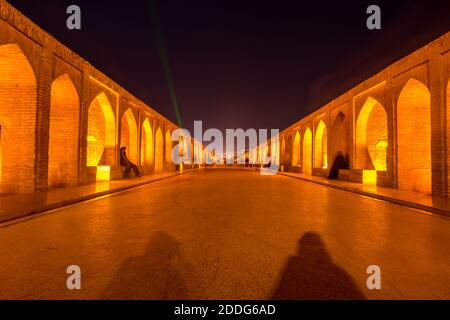 Archi di vista notturna con effetto luminoso del Ponte di Allahverdi Khan, chiamato anche ponte si-o-seh pol attraverso il fiume Zayanderud a Isfahan, Iran, un famo Foto Stock