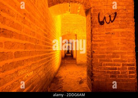 Dettagli architettonici della vista notturna con effetto luminoso del Ponte di Allahverdi Khan, chiamato anche ponte si-o-seh pol attraverso il fiume Zayanderud in Isfaha Foto Stock