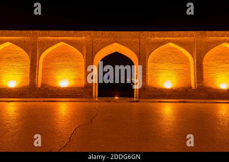 Archi di vista notturna con effetto luminoso del Ponte di Allahverdi Khan, chiamato anche ponte si-o-seh pol attraverso il fiume Zayanderud a Isfahan, Iran, un famo Foto Stock