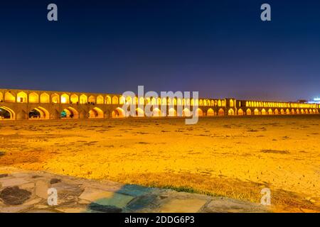 Archi di vista notturna con effetto luminoso del Ponte di Allahverdi Khan, chiamato anche ponte si-o-seh pol attraverso il fiume Zayanderud a Isfahan, Iran, un famo Foto Stock