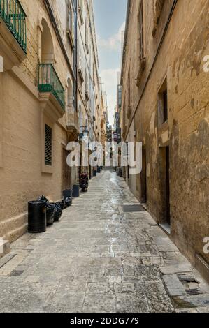 Strada stretta che porta ad alcuni passi a la Valletta, la capitale di Malta. Foto Stock
