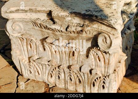 Primo piano di una colonna di marmo corinzio capitale in rovina antica città di Perge, vicino ad Antaliya, Turchia. Foto Stock