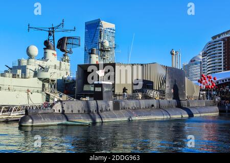 Navi storiche della Marina australiana a Darling Harbour, Sydney. Il sottomarino HMAS Onslow accanto al cacciatorpediniere HMAS Vampire. Foto Stock