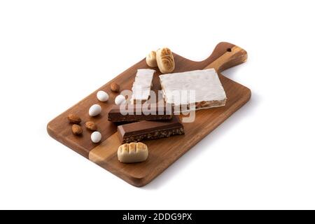 Assortimento di torrone natalizio e marzapane isolati su sfondo bianco Foto Stock