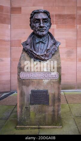 statua di sir john barbirolli fuori dalla sala delle bridgrwater in manchester Foto Stock