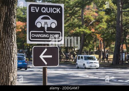 Un cartello stradale su una strada a Nara Giappone per Un punto di ricarica del veicolo elettrico EV Foto Stock