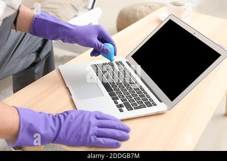 Laptop per la pulizia dei lavoratori a casa Foto Stock