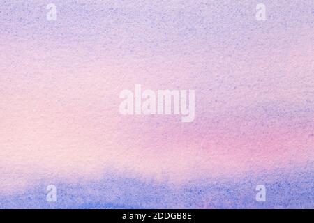 Astratto arte sfondo blu chiaro e viola colori. Pittura ad acquerello su tela con sfumatura morbida lilla. Frammento di disegno su carta con patter Foto Stock