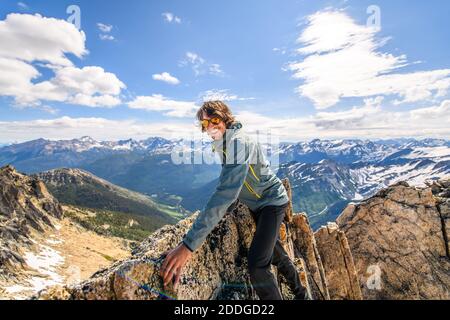 Sorridente arrampicatore sulle rocce Bugaboo Provincial Park, British Columbia, Canada Foto Stock